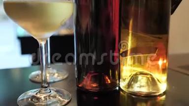 两杯香槟和不同颜色的葡萄酒展览在西班牙的酒吧空间